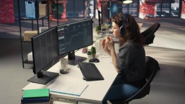 Finansal yatırımcı PC üzerinde çalışıyor. Borsa eğilimlerini analiz ediyor. Dijital arayüz fiyat dalgalanmalarını, şamdan çizelgelerini gösteriyor. Likidite istatistikleri gelecekteki ticaret kararlarının stratejik olarak belirlenmesine yardımcı olur