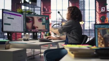 Fotoğrafçı bir dağıtım şirketinin teslimat servisini yönetiyor, ambalaj ve ekspres nakliye üzerine odaklanıyor. Freelancer içeriği hobi olarak yaratmak için kurgu yazılımını kullanır, çoklu görev. Kamera A.