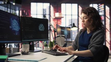 Bilişim teknisyeni kod yazıyor ve yapay zeka sinirsel ağları üzerinde hata ayıklıyor bilgisayarlı beyin modeli. Yapay zeka sistemlerini kontrol eden kadın teknik destek, bulut hesaplama. Kamera A.