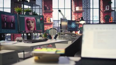 Yapay zeka ve rötuş yazılımlı bir fotoğraf editörü için modern yaratıcı ofis. Bilgisayarlı ileri tasarım programı olan boş bir masayı gösteriyor. Sanatsal dijital ortam ayarları.