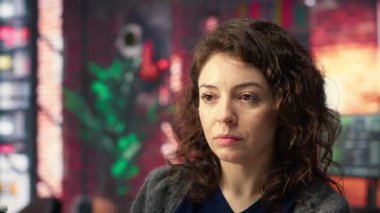 Bilgisayar ve kod satırları üzerine yazılım programlama uzmanı, kodlama araçları ve terminal pencere arayüzü kullanıyor. Web geliştirme için kadın hata ayıklama yazılımı. Kamera B.