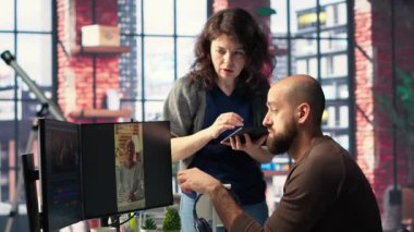 Uzmanlardan oluşan bir ekip modern bir stüdyoda çift monitörler, yapay zeka araçları ve renk derecelendirme yazılımı ile sosyal medya içeriği ve video düzenlemeleri üzerinde çalışarak görünürlük, katılım ve erişimi artırır. Kamera B.