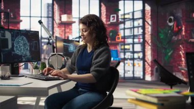 Yapay zeka için bilgisayar kullanan telekomünikasyon geliştiricisi kendini öğrenme algoritmalarıyla hesaplıyor. Ajans bilişim mühendisi, AI derin sinir ağlarıyla birlikte masaüstü bilgisayarında çalışıyor. Kamera A.