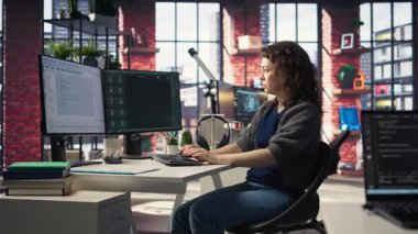 İşçi, problem çözme görevlerinde rehberlik etmek için yapay zeka sohbet robotu sistemi kullanır, gelecekçi teknoloji akıllı algoritmaları ve makine öğrenmesini ön plana çıkarır. İletişim ve bilişim desteği. Kamera A.