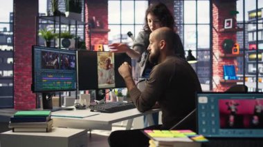 Uzmanlardan oluşan bir ekip modern bir stüdyoda çift monitörler, yapay zeka araçları ve renk derecelendirme yazılımı ile sosyal medya içeriği ve video düzenlemeleri üzerinde çalışarak görünürlük, katılım ve erişimi artırır. Kamera A.