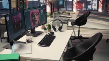 Yapay Zeka için profesyonel stüdyo kurulumu içerik ve fotoğraf kurgusu oluşturdu. Monitörleri rötuşlama yazılımını gösteren boş çalışma alanı, görsel tasarım alanındaki yaratıcı kariyerleri destekler.