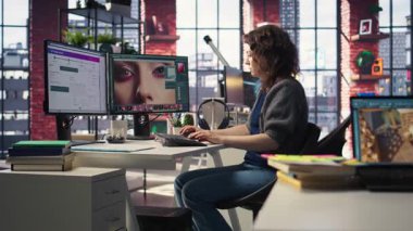 Yaratıcı editör paket izleme ve dağıtımı takip etmek için içerik, çoklu görev geliştirmek için tasarım yazılımı ve fotoğrafçılık araçları kullanır. Serbest çalışan iki farklı işte çalışıyor. Kamera A.