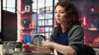 Borsa düşüşünün ardından ağlayan ve strese giren üzgün kadın, borsada finansal değerini yitiriyor. Endişeli yatırımcı maddi kayıplarla baş ediyor. Kamera B.