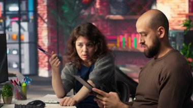 Girişimci işçiler iş konferansını PC monitöründen izliyor, deftere bilgi yazıyor ve görüşlerini paylaşıyorlar. Çalışanlar bilgisayardaki sunum grafiklerine bakıyor, not alıyorlar. Kamera B.