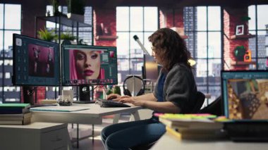 Kadın müteahhit yaratıcı çalışma alanı dijital medyada fotoğraf düzenleme yazılımıyla çalışıyor. Grafik tasarım dünyasında verimlilik ve yenilik sağlamak için çift monitör kullanmak. Kamera A.