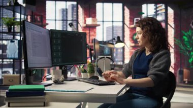 Freelancer görev tamamlama için bir çözüm bulmak için yapay zeka sohbet robotu sistemini kullanır, son teslim tarihlerini komut ve üretken modeller kullanarak karşılar. Akıllı algoritmalar ve makine öğrenimi. Kamera A.