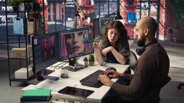 Profesyonel fotoğraf editörü yapay zeka sohbet robotu ve çift monitörlerde rötuş yazılımı ile etkileşime girer ve yüksek kaliteli görüntüler oluşturmak için makine öğrenme araçları kullanır. Fotoğraf endüstrisi. Kamera A.