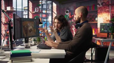 Grafik sanatçıları bir ev tasarımının detaylı bir 3D görüntüsünü yaratmak için PC üzerinde mimari yazılım kullanırlar. Ekip, sanal düzen için mobilya ve tasarım unsurlarını yapılandırmak üzere program çalıştırır. Kamera A.