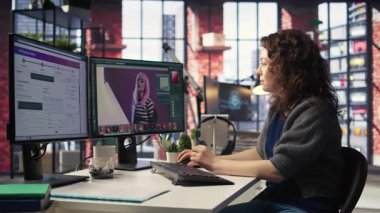 Kadın grafik tasarımcısı olarak çalışıyor ve ticaret teslimat servisini yönetiyor. Fotoğraf düzenleme yazılımı kullanarak ve uygulama grafiklerini takip ederek, daha iyi lojistik iletişim için çoklu görev. Kamera A.