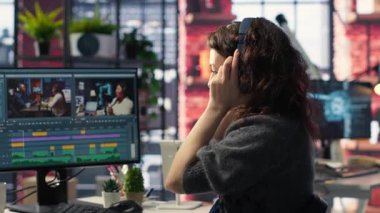 Ajans ofisinden medya prodüksiyonu üzerine çalışan video editörü bir video çekimi için düzenleme zaman çizelgesi ve renk düzeltmesi sağlıyor. Teknoloji sayesinde işyeri vitrinleri iş akışı gösteriyor. Kamera B.