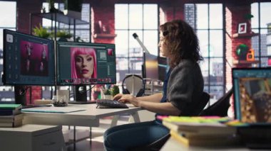 Ajans ofisindeki modern bir bilgisayar kurulumunda geliştirme tekniği kullanan kadın grafik tasarımcısı fotoğrafları düzenliyor. Dijital tasarım profesyoneli için ideal çalışma alanı, fotoğrafçılık. Kamera A.