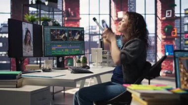 Yapay zekayı kullanarak metni videoya çevirmek ve bir video projesinin zaman çizelgesini düzenlemek için profesyonel bir video çekimi üzerinde çalışan film yapımcısı uzmanı. Modern kurgu araçları. Kamera A.