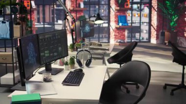 Boş programcı dijital çalışma alanı gerçek zaman kodu ve yapay zeka algoritmaları gösteriyor. Geleceksel kurulum makine öğrenmesini, bağlantı haritalamasını ve gelişmiş ağ tabanlı kalıp tanımlamasını destekler.