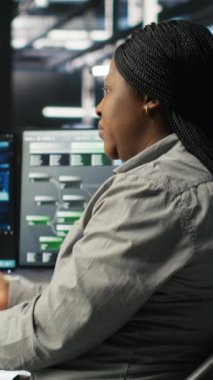 Dikey video veri merkezi çalışanı yapay zeka çözümlerini optimize ediyor. Sunucu tarım yazılım geliştiricisi yapay zeka teknolojisi uyguluyor altyapı devre dışı kalma süresini en aza indiriyor, kamera B