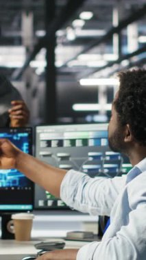 Parapleji olan dikey video sunucu merkezi yöneticisi. yapay zeka ağaç yazılımı kullanarak iş arkadaşından evrakları alıyor. Veri merkezinde engelli bir adam iş arkadaşından belge alıyor