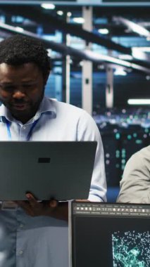 Yapılandırılmamış verileri kategorize etmek için yapay zeka algoritmaları ve düğüm ağacı sistemleri kullanarak işbirliği yapan dikey video sunucu merkezi mühendisleri. Meslektaşlar görsel programlama ve doğal dil işleme kullanır