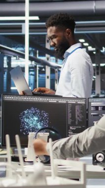 Dikey video Happy veri merkezi yönetimi, ekipman performans sorunlarını tanımlamak için dizüstü bilgisayarda düğüm ağacı programlama kullanır. Neşeli sunucu tarım işçisi donanımı en aza indirmek için veri analiz grafiğini gözden geçirdi