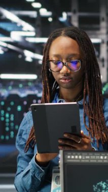 Sistem sağlığını optimize etmek için düğüm ağacı yazılımı kullanan iyimser sunucu merkezi yazılım geliştiricisinin dikey video portresi. Işıl ışıl veri merkezi çalışanı Yapay Zeka görselleştirmesi kullanılarak sondaj sorunlarını analiz ediyor