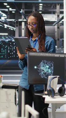 Yapılandırılmamış verileri kategorize etmek için yapay zeka algoritmaları ve düğüm ağacı sistemleri kullanan dikey video sunucu mühendislik ekibi. Veri merkezi bilişim uzmanları görsel programlama ve doğal dil işleme kullanıyor