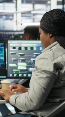 Dikey video veri merkezi yönetimi nöral ağlar ağaç programlama yapıyor, kaynak tahsisini optimize ediyor. Sunucu odası bilişim uzmanı öngörücü derin öğrenme yapay zeka görselleştirme sistemleri ve kamera kullanır