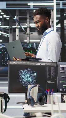 Dikey video veri merkezi programcısı ekipman performans sorunlarını tanımlamak için düğüm ağacı yazılımı kullanır. Afrikalı Amerikalı sunucu tarım işçisi donanım arızalarını en aza indirmek için veri analiz grafiğini gözden geçirdi