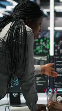 Donanım yapılandırmak için yapay zeka sinir ağı modellerini kullanarak veri merkezi mühendisini denetleyen dikey video yöneticisi. Ekip lideri, makine öğrenme programlama dilini kullanarak çalışanı denetliyor.