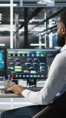 Dikey video veri merkezi programcısı makine öğrenme düğümü ağaç programını kullanarak ekipman sorunlarını tanımlar. Sunucu merkezi çalışanı, hataları en aza indirmek için yapay zeka veri analizi grafiğini inceliyor