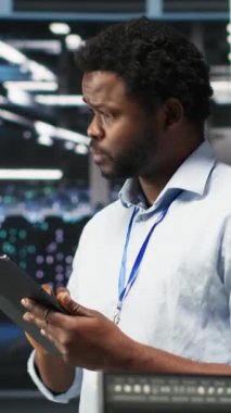 Yapılandırılmamış verileri kategorize etmek için yapay zeka algoritmaları ve düğüm ağacı sistemleri kullanan dikey video sunucusu. Veri merkezi çalışanı görsel programlama ve doğal dil işleme araçları kullanır