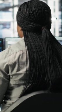 Yapay zeka teknolojisi uygulaması için bilgisayar kullanan dikey video sunucusu bilişim uzmanı sistem kapatma süresini en aza indiriyor. Yapay zeka çözümlerini optimize etmek için bilgisayarı kullanan mühendis