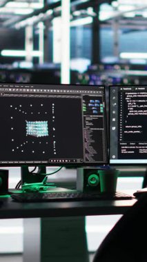 Veri merkezinde altyapı sağlığını optimize eden düğüm ağacı programlamasını gösteren dikey video monitörleri. İş istasyonlarındaki görsel programlama sistemleri sunucu odası ekipmanları arızalarını tespit ediyor