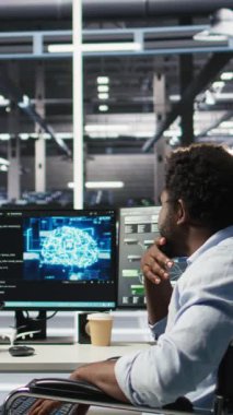 Tekerlekli sandalyedeki dikey video idarecisi ve veri merkezi iş arkadaşı, AI nod ağacı yazılımını kullanarak çalışma süresini en aza indirmek için birlikte çalışıyorlar. Görsel programlama kullanan sunucu merkezi engelli ve iş arkadaşı bilişim uzmanı