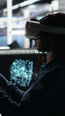 Verileri analiz etmek için sanal gerçeklik teknolojisi ve düğüm ağacı yazılımı kullanan dikey video veri merkezi mühendisi. Sunucu odası çalışanı vitesi geliştirmek için görsel programlama araçları ve VR donanımı kullanıyor