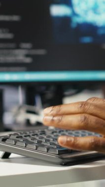 Verileri analiz etmek için yapay zeka algoritmalarını kullanarak masadaki dikey video veri merkezi bilgisayar bilimcisi. Sunucu odası bilgisayar klavyesinde yazma uzmanı, yapay zeka sinirsel kullanılıyor