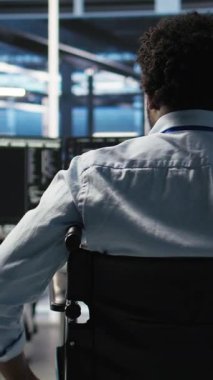 Tekerlekli sandalyede parapleji olan dikey video sunucusu merkez programcısı yapay zeka öğrenme ağacı yazılımı kullanıyor. Veri merkezinde engelli bir adam yapay zeka kullanarak ekipman sorunlarını analiz eder.