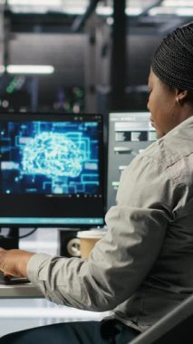 Dikey video sunucusu tarım mühendisliği ekibi siber saldırı sırasında veri hırsızlığına karşı koruma sağlıyor. Veri Merkezi iş arkadaşları güvenlik ihlali sırasında altyapı sistemlerini korumak için acele ediyorlar