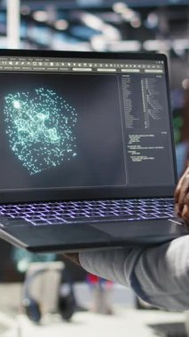 Büyük veri tabanlarını analiz etmek için dizüstü bilgisayardaki makine öğrenme algoritmalarını kullanarak veri merkezi yöneticisinin dikey videosunu kapat. Sunucu tarım işçisi verileri tanımak için dizüstü bilgisayar üzerinde yapay zeka kullanıyor