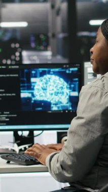 Dikey Veri Merkezi mühendislik ekibi teçhizatı yapılandırmak için yapay zeka derin öğrenme modelleri kullanır. Takım çalışma arkadaşları sunucu çiftliğinde yapay zeka programlama dili üzerinde çalışır, optimize etme