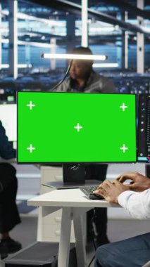 Dikey video veri merkezi bilişim uzmanı derin öğrenme ağacı teknolojisini veri analiz etmek için izole ekran PC kullanır. Sunucu merkezi mühendisi veriyi tanımlamak için krom anahtar PC üzerinde görsel programlama kullanır