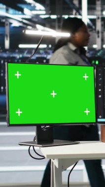 Tekerlekli sandalyedeki dikey video veri merkezi işletim sistemi kapatma süresini en aza indirmek için yeşil ekrandaki yapay zeka ağaç yazılımını kullanıyor. Sunucu merkezi çalışanı görsel programlama aracını kullanarak engelli