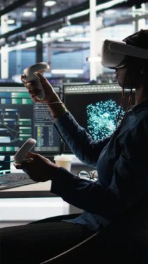 Yapılandırılmamış verileri kategorize etmek için VR ekipman ve düğüm ağacı sistemleri kullanan dikey video sunucusu çiftliği yöneticisiName Veri merkezi bilişim uzmanı sanal gerçeklik kulaklık ve görsel programlama yazılımı kullanıyor