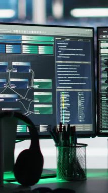 Veri merkezindeki dikey video monitörleri altyapı sağlığını izleyen düğüm ağacı arayüzlerini gösteriyor. Sunucu odasındaki arızaların tanımlanmasına yardımcı olan çalışma istasyonlarındaki görsel programlama sistemleri