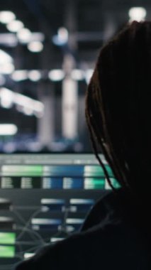 Dikey video sunucusu tarım yöneticisi denetleme mühendisi yapılandırılmamış verileri kategorize etmek için düğüm ağacı sistemleri kullanıyor. Veri merkezi denetleyicisi, bilişim uzmanının doğal dil işleme yazılımını kullanmasını denetliyor