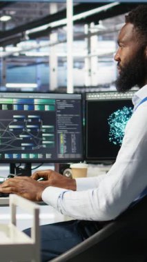Sistem sağlığını optimize etmek için yapay zeka sinir ağı ağaç programını kullanan dikey video sunucusu merkezi yönetimi. Derin öğrenme yapay zeka görselleme ve kamera kullanılarak veri merkezi bilişim uzmanlığı ekipman analizi sorunları