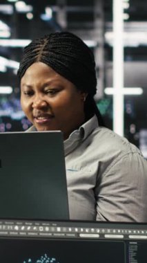 Dikey video Sinirli Veri Merkezi Bilgi Teknolojisi uzmanı düğüm ağacı aracı kullanırken arıza yaptı. Sistem optimize etmek için yapay zeka görsellemesi kullanırken hatalı sunucu hub teknisyeni