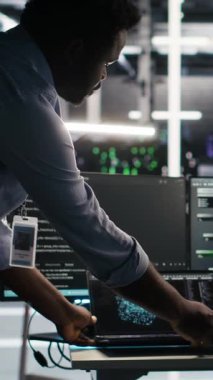 Dikey video sunucusu merkez ekip lideri ve çalışanı sistem sağlığını optimize etmek için düğüm ağacı yazılımı kullanıyor. Yapay zeka görselleştirmesi kullanılarak altyapı sorunlarını analiz eden bilişim uzmanını denetleyen veri merkezi yöneticisi